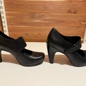 9.5 Tsubo Caia Black Leather Comfort Mary Jane Heels